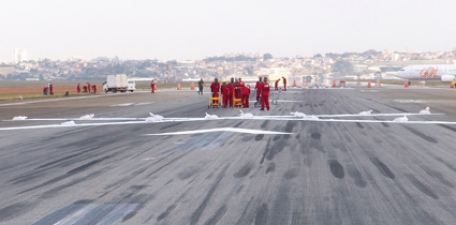 http://www.infraero.gov.br/components/com_fpss/images/Obras_na_pista_do_Aeroporto_de_Guarulhos_080811_042.jpg
